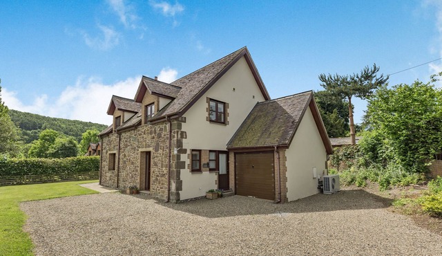 BYNE BROOK COTTAGE, pet friendly, with a garden in Strefford