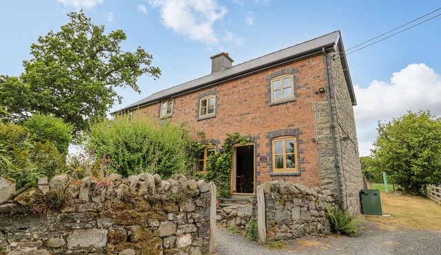 BYRDIR COTTAGE, pet friendly, character holiday cottage in Rhayader