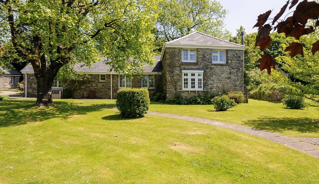 BYRE, character holiday cottage, with a garden in Camelford