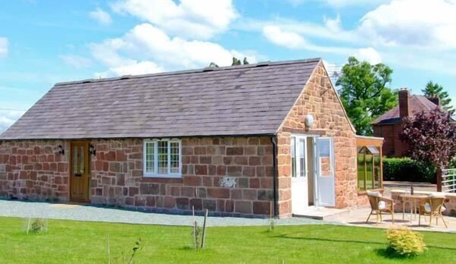 BYRE COTTAGE, character holiday cottage, with a garden in Nesscliffe