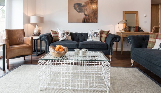 BYRE, Gattonside - sleeps 4 in 2 bedrooms