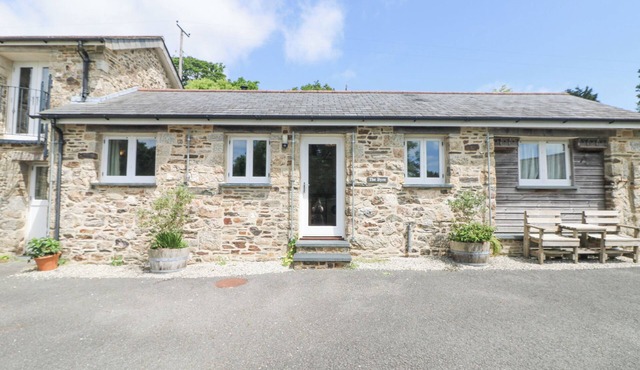 BYRE, pet friendly, country holiday cottage in Lostwithiel