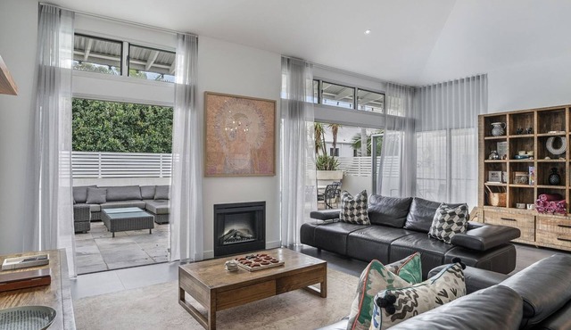 Byron Marvel - Luxury Byron Bay Penthouse Holiday Rental with Balcony, 4 Bedrooms,