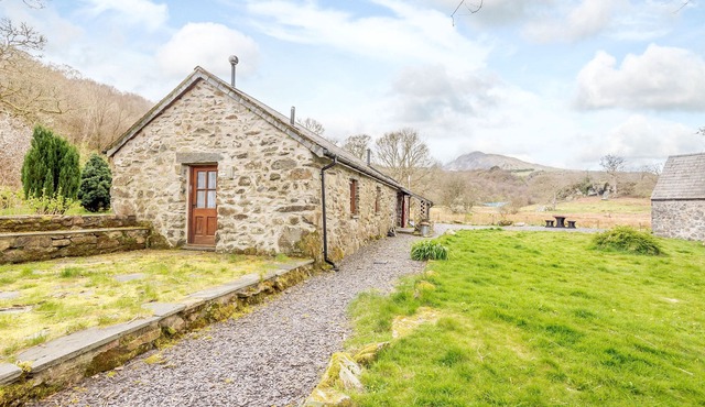 BYTHYN DDOL HAFOD, pet friendly, with open fire in Capel Curig