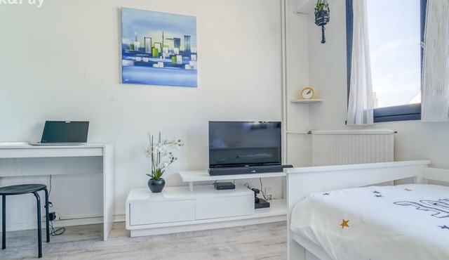 Céanothe-inviri. Studio Mairie. Parking Privatif