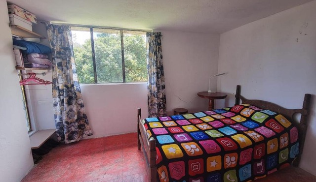 Cálida habitación en casa hogareña. Ambiente familiar.