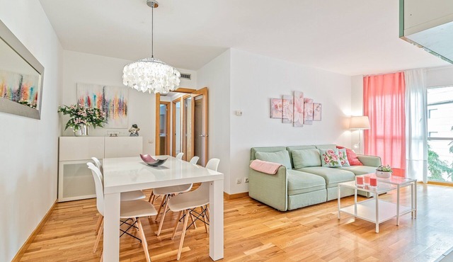Cálido apartamento con piscina en Barcelona.