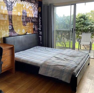 c 交通便利民宿旅店Queen room near business district