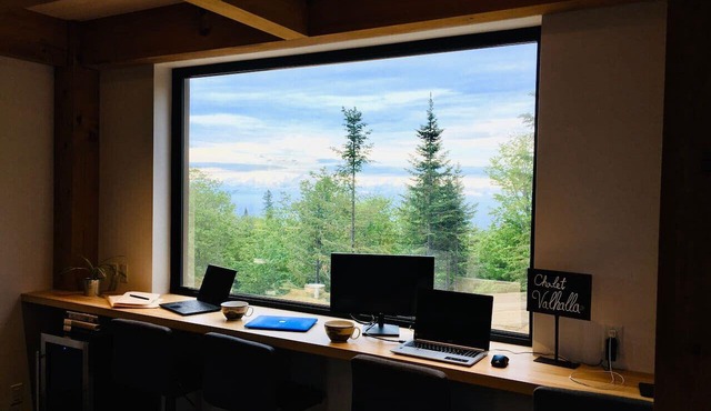 Chalet Valhalla - Views, Hot Tub and Coziness