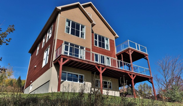 Country cottage features impressive views of the St Lawrence River