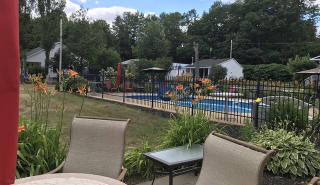 Country cottage close to town, river view and access, swimming pool 121170