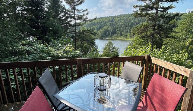 Cozy 2-Bedroom Chalet with exclusive Lake access- Your Peaceful Getaway
