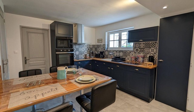 Cozy Ground Floor Apartment with Garden, BBQ, Free Bikes, Near Château and Shops