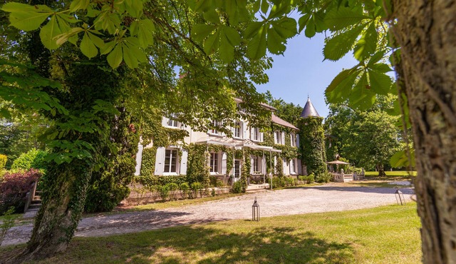 Château des Ayes * lodging wedding seminar restaurant