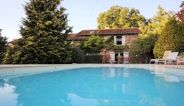 Charming house with private heated pool and sauna in the countryside