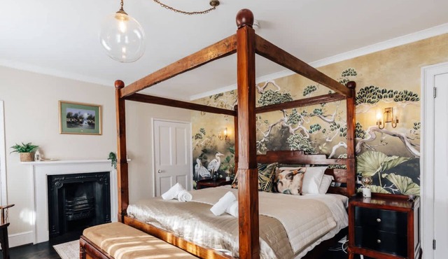 Central Townhouse with Garden & Free Parking