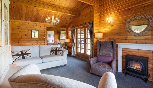Curlew Lodge - sleeps 6 guests in 3 bedrooms