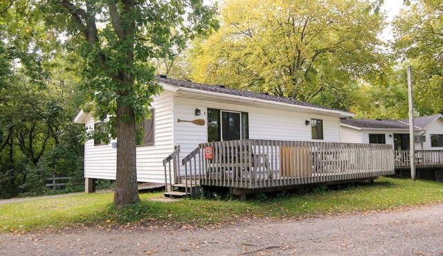 C'mon Inn, a 3BR cabin w/lake views nestled in family-friendly Riverside Resort