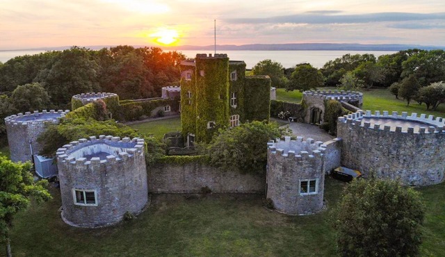 C17th Castle - Eight Bedroom Castle, Sleeps 16