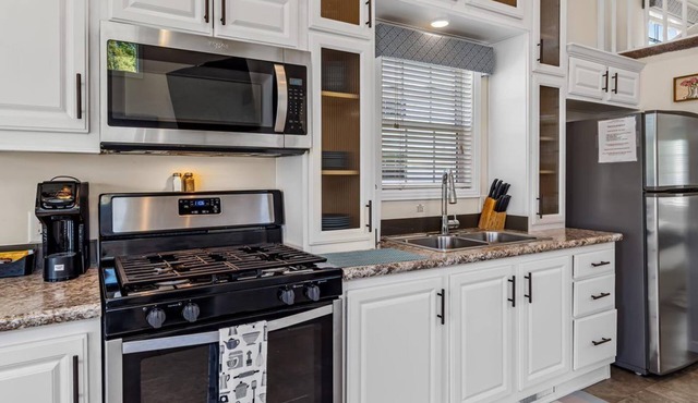 C18 Lake Front 1 BR w/loft sleeps 7