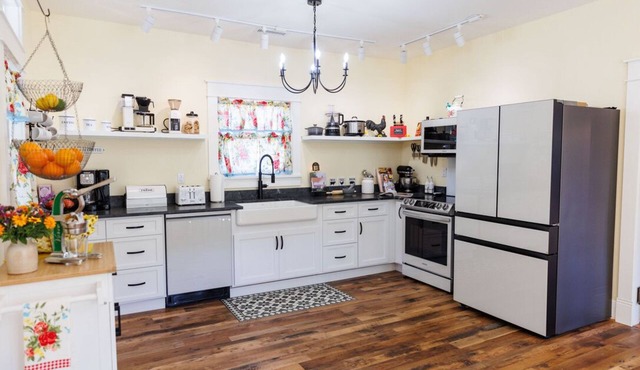 c1815, 3-bedroom Bed & breakfast in charming Historic Brownsburg with WiFi, AC