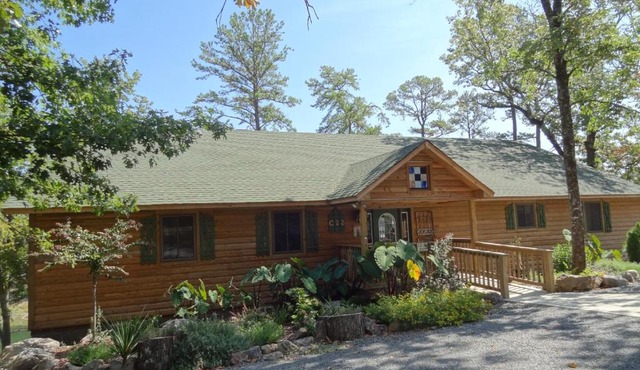 C22 - Luxury three bedroom, three bath cottage with hot overlooking Lake Ouachita