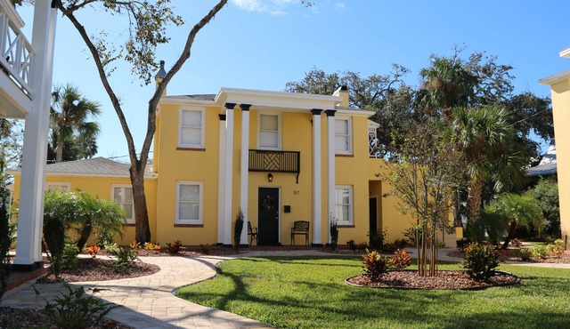 C4, Perfect location in downtown, near beaches, work from home, free parking!