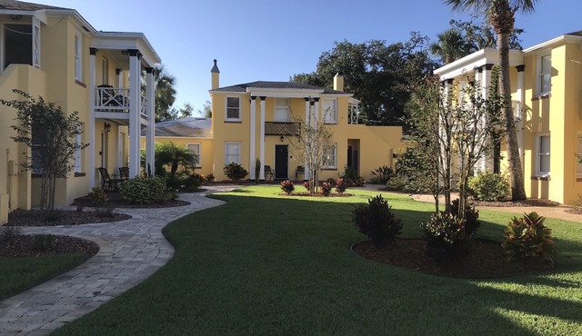 C6, Romantic apartment in city center, Flagler location, near beaches, parking!