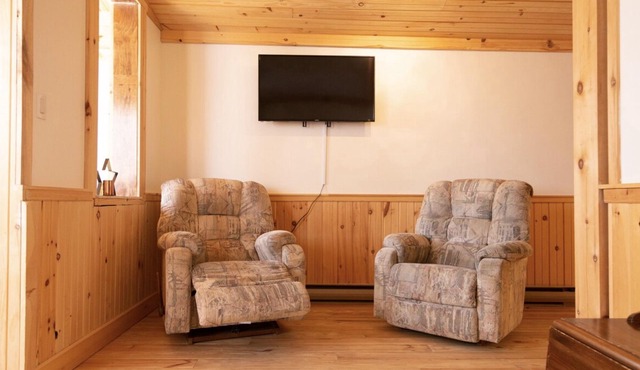 C7 - Cozy Lakeside Cottage in Temiskaming Shores