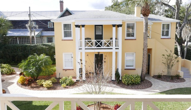 C7 Perfect location in city center, near beaches, private patio, free parking!