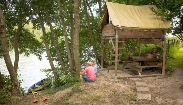 Cabin & Canoe on the banks of the Marne