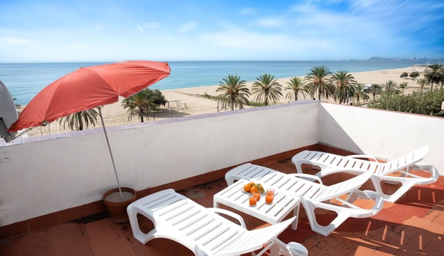 CA L'ORTÍ - BIG HOUSE FOR 14, TWO STEPS FROM THE BEACH AND 15 MIN FROM BARCELONA