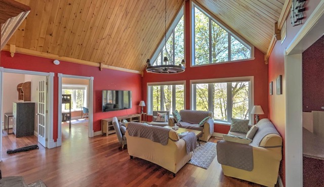 Luxury Waterfront Retreat: Whitefish Lodge on Rideau Lakes