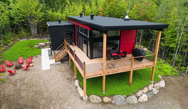 Quiet, modern chalet, close to ski/bike trails, pets welcome