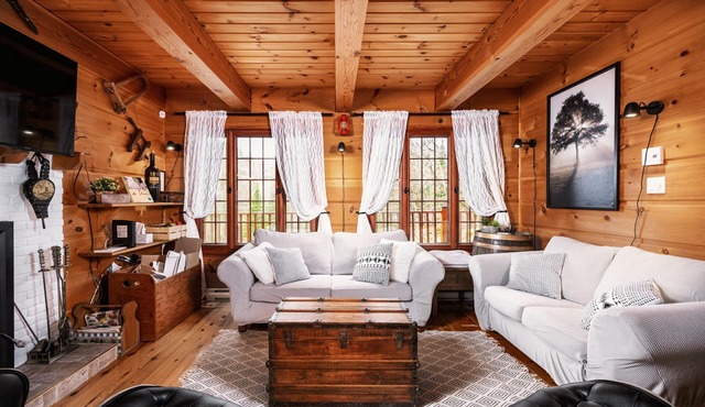 Laurentian wood cabin - king size suite - 4 season hot tub - Full playroom