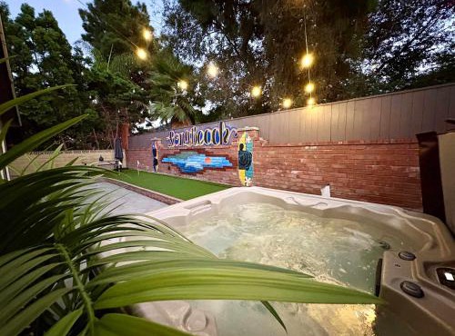 CA4 House Family Oasis Golf Fire Pit & Games