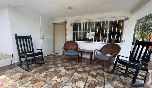 Cabaña Blanca, Dentro de Rancho Life, Cercas de la Ciudad, en un Espacio Natural
