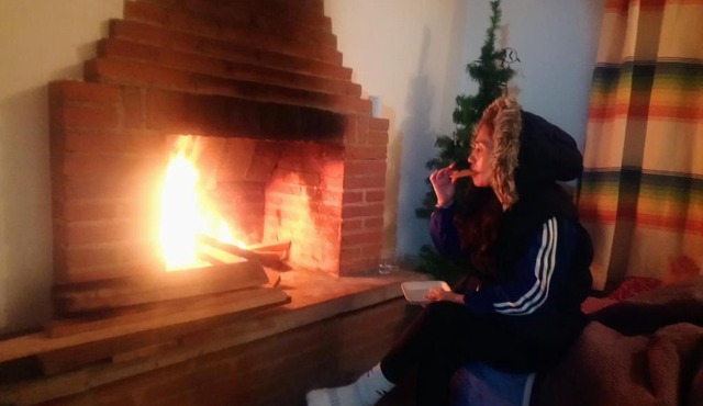 Cabaña con Bañera y Chimeneas en Puesta de Sol