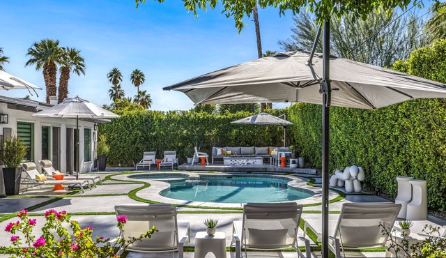 Caballeros Palms - Fantastic Indoor/Outdoor style!