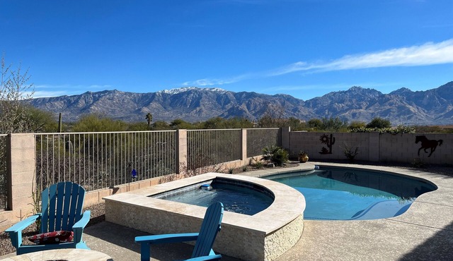 Caballo Pass welcomes you to Oro Valley with incredible mountain views.