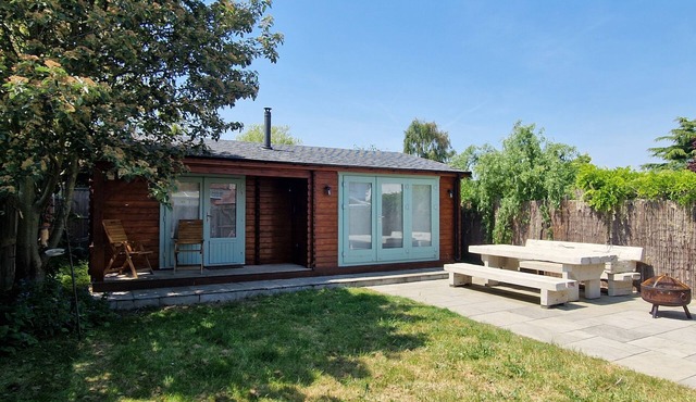 Caban Cwtch - Log fire, pool table, fire pit, BBQ, hot tub cinema: Dog friendly