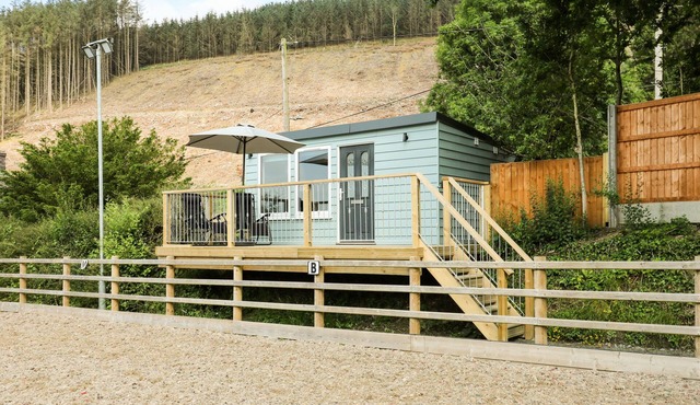 CABAN GLAS, pet friendly, with hot tub in Pontrhydfendigaid