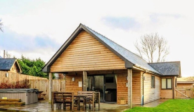 Caban Nant Ddu - Cabin with Hot Tub Sleeping 6 guests