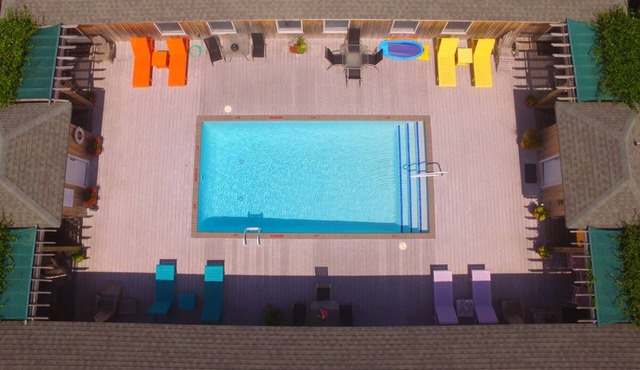 Cabana IV: Perfect getaway for two that offers a shared pool.