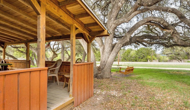 'cabana Luna' Cabin w/Deck, Swing & Fire Pit!