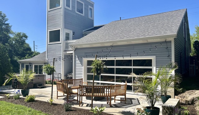 Cabana style vacation home, w/HOT TUB & easy stroll to beach, sleeps 16.