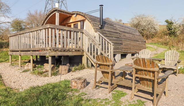 CABANAU BACH, pet friendly, character holiday cottage in Bedwas