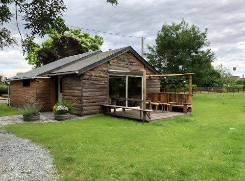 Cabane Au Bord D'un Étang