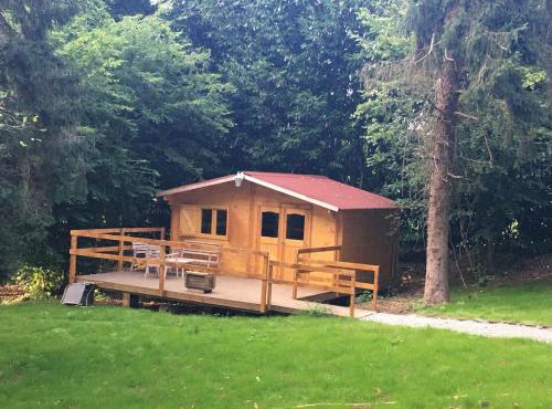 Cabane au milieu des bois