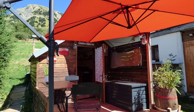 Cabane Face aux Glaciers (May>October) in wooded garden for 2 max, outdoor shower